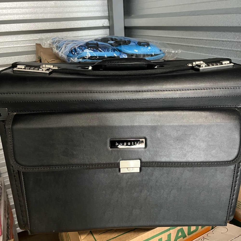 🍾🥂Host Pick 🎉Bugatti Black catalog or litigation Bag on wheels